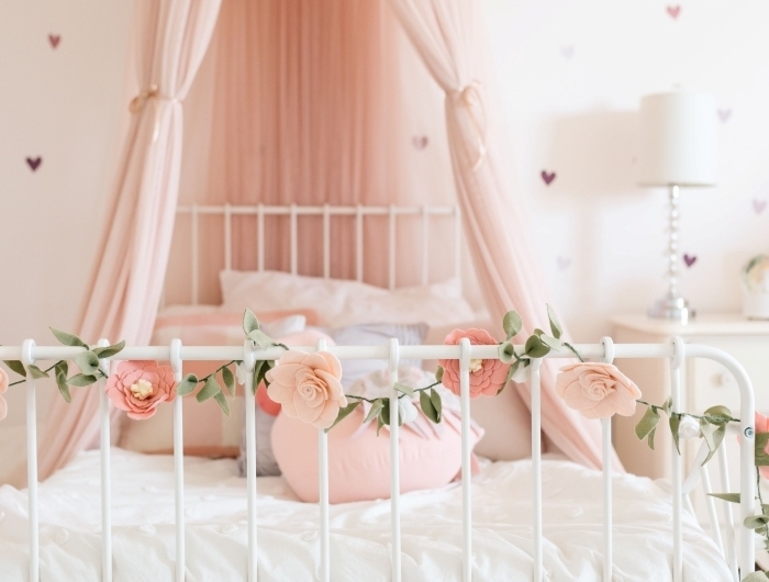 aménagement chambre fille stickers muraux coeurs decoration mur tete de lit cadre de lit blanc