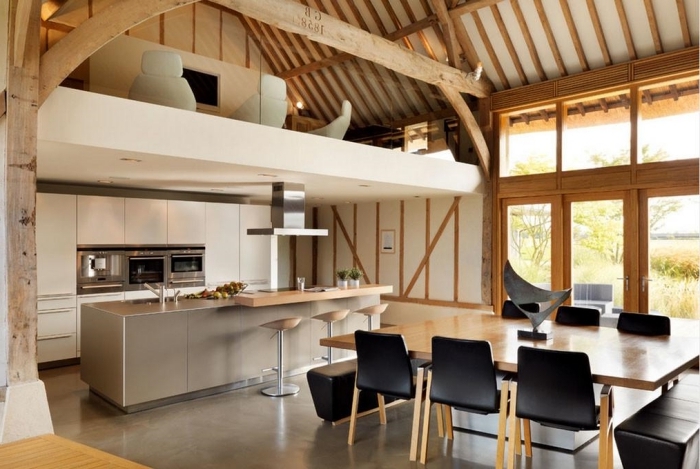 appartement mezzanine bois et blanc décoration cuisine en longueur avec îlot central table bois chaises noires