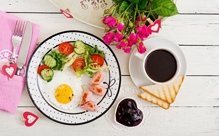 assiette blanc et noir polka dots idee repas saint valentin tasse de café bouquet de roses muffin chocolat