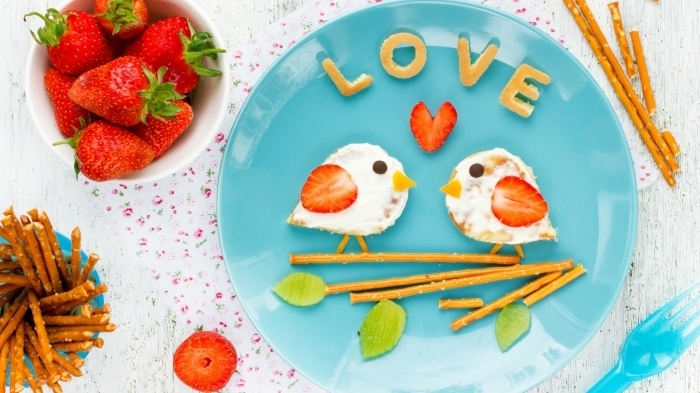 assiette ronde bleu idee repas saint valentin fraises pâte biscuits en forme lettres amour