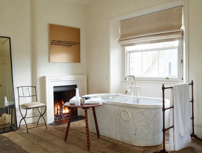 baignoire à côté d une cheminée idée bain relaxant amenagement salle de bain chambre à coucher