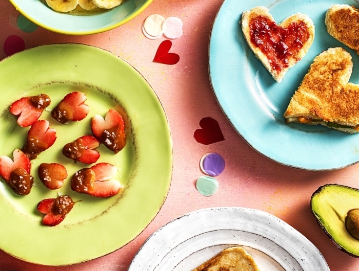 belles images petit déjeuner assiette ronde verte bocal miel bananes fraises morceaux fruits
