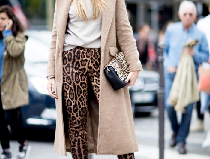 blouse blanche pantalon leopard manteau long beige bottes cuir noir talons lunettes soleil