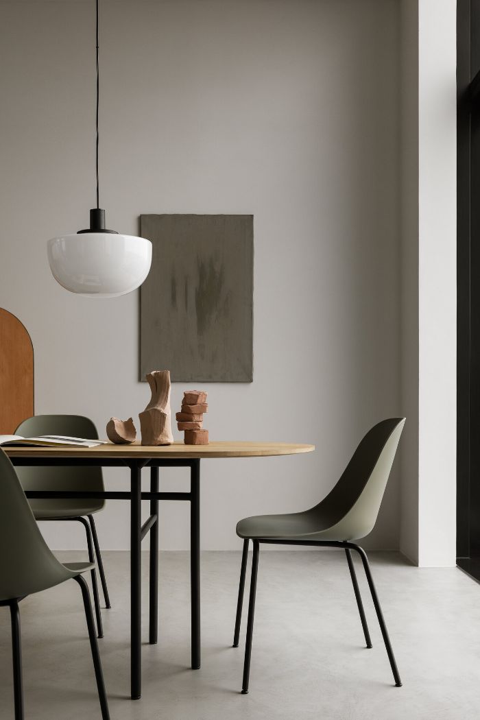 bois et metal table et chaises grises et metal noires murs blancs objets deco bois interieur minimaliste épuré