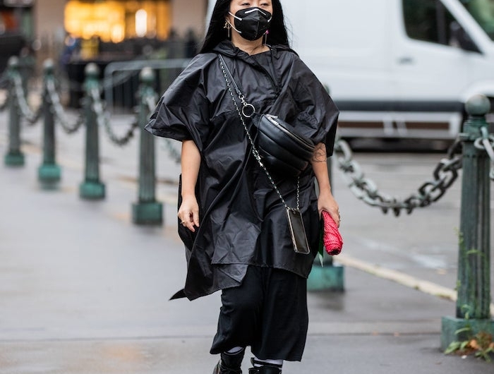 bottine doc martens avec une veste noir avantgardiste et moderne une femme avec une masque sur le visage