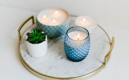 bougie naturelle contenant verre bleu plante succulente plateau marbre or bougies maison