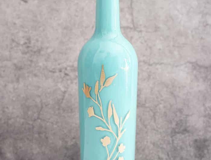 bricolage adulte idee d un cadeau avec une bouteille pint en couleur bleu ciel avec des ornements dores