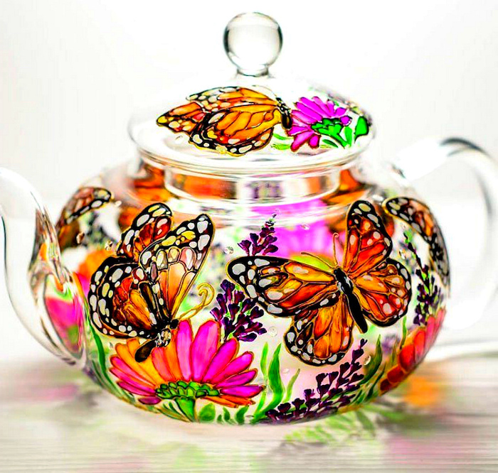 bricolage adulte theière avec des dessins des papillon et des fleurs comment peindre des objets en verre