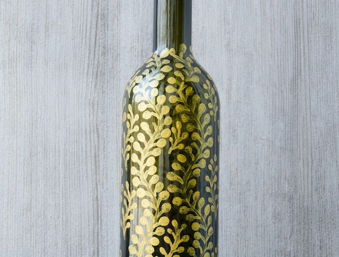 bricolage adulte une idée de dessiner une bouteille de vin avec des motifs floraux