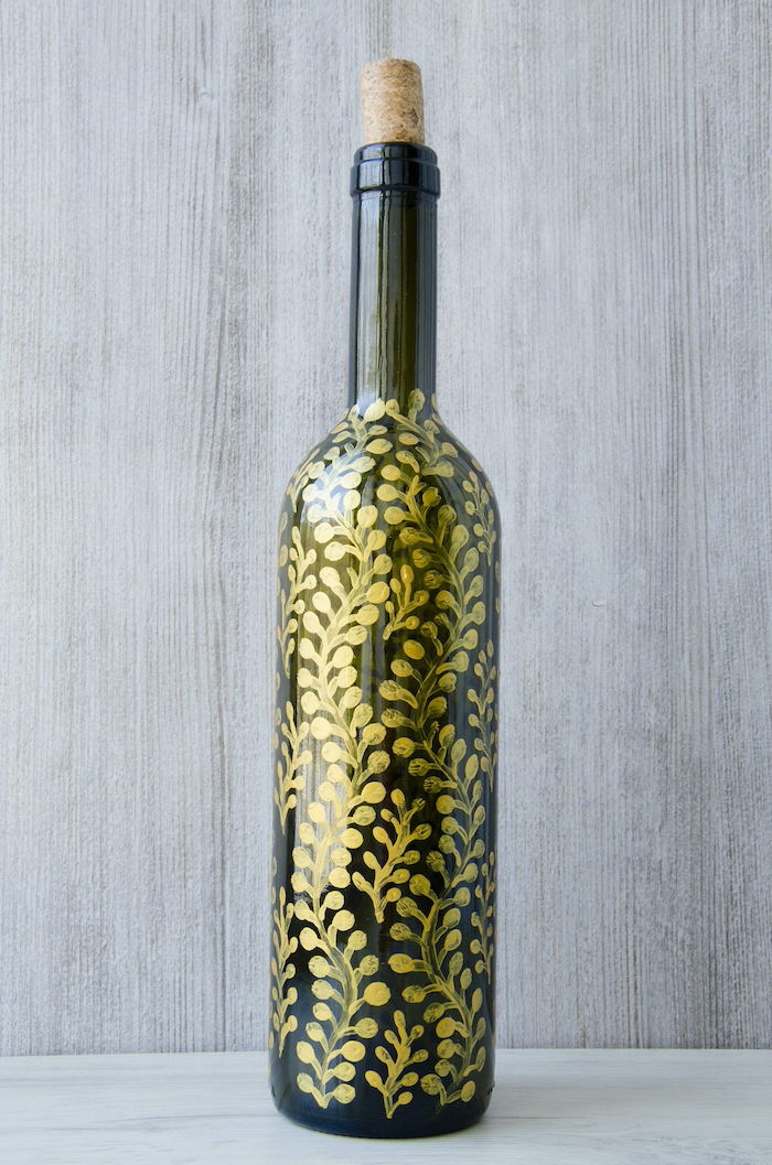 bricolage adulte une idée de dessiner une bouteille de vin avec des motifs floraux