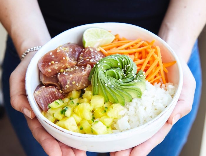 buddha bowl recette poke avec du rzi carottes avocat mangue idée de repas bol healthy pour toute la famille