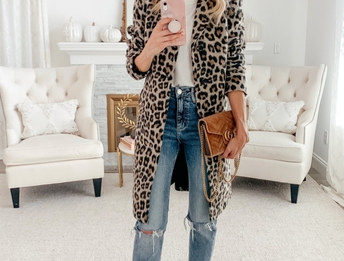 capeline beige imprimé léopard vêtements blazer long motifs animaliers jeans troués blouse blanche