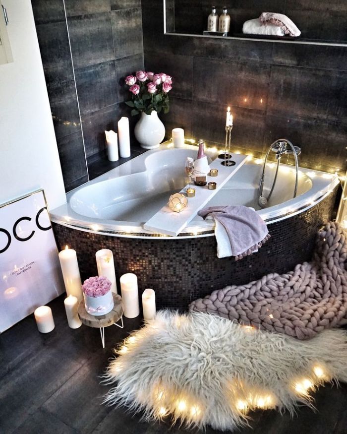 carrelage salle de bain gris petite baignoire d angle multitude de bougies plaids cocooning peau animal parquet bois foncé