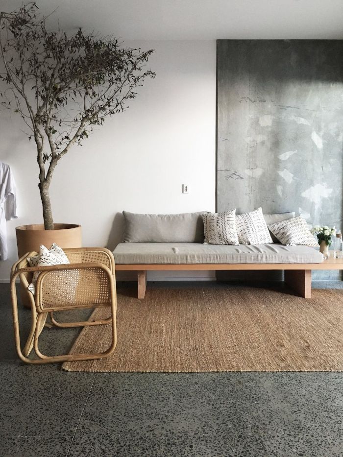 carrelage sol gris efet béton tableau mural imitation béton canapé bois et chaises canné tapis jute salon contemporain deco