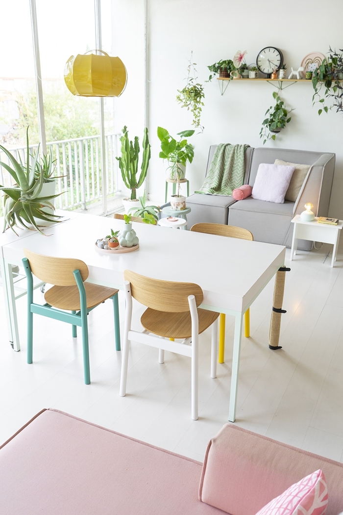 chaise colorée salle à manger lampe suspendue jaune accents pops intérieur cactus aloe vera étagère suspendue bois