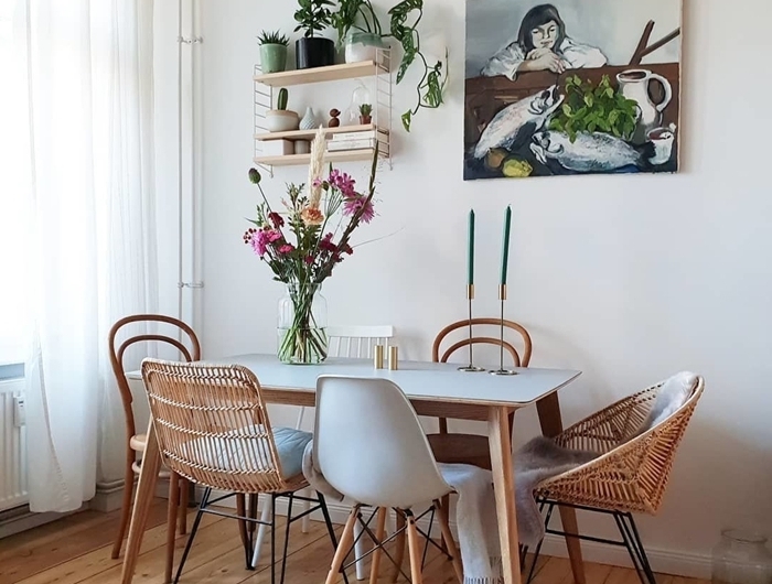 chaise couleur gris clair style scandinave décoration blanc et bois peinture tableau femme étagère bois suspendue