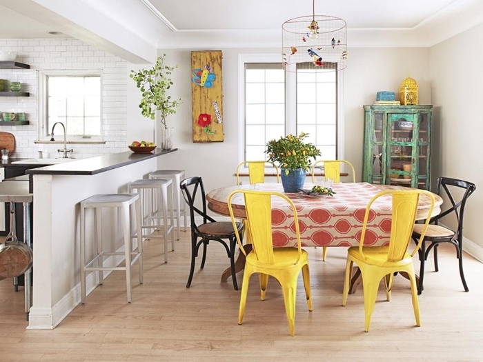 chaise de couleurs différentes revêtement sol parquet bois stratifié table manger ronde chaise jaune