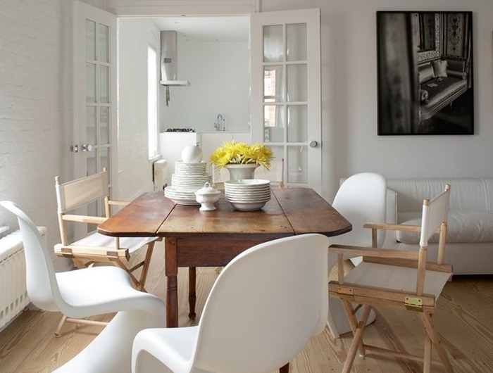 chaise moderne avec table ancienne table bois foncé chaise bois et blanc sol bois clair tableau blanc et noir