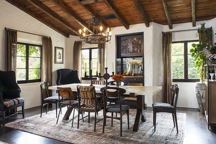chaises dépareillées salle à manger plafond bois foncé poutres apparentes table bois foncé chaise marron