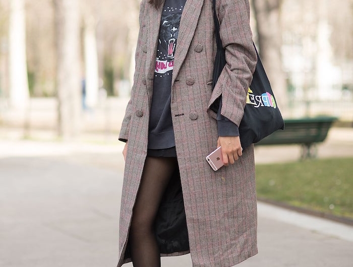 chaussure style doc martens avec un collant noir manteau ample et short noir