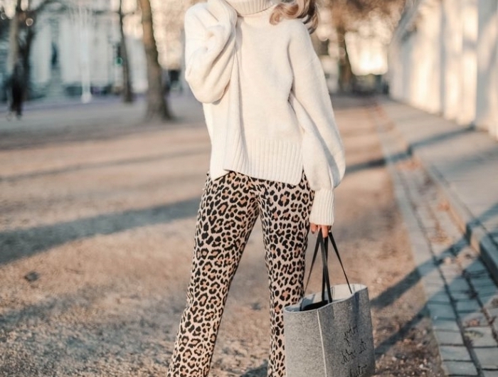 chaussures à talons beige sac à main gris anthracite pantalon leopard lunettes de soleil noires