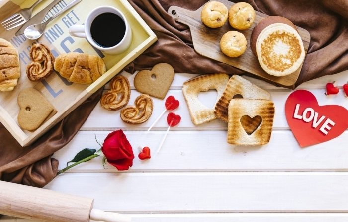 coeur valentin en papier rouge meilleur petit déjeuner pain doré coeur emporte pièce