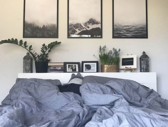 comment décorer sa chambre avec photos blanc et noir cadres noirs rangement tête de lit