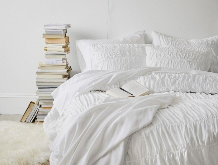 comment décorer sa chambre minimaliste collection de livres anciens tapis fausse fourrure blanche