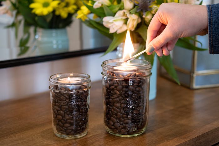 comment faire brûler du marc de café deux bocaux en verre avec des bougies allumées