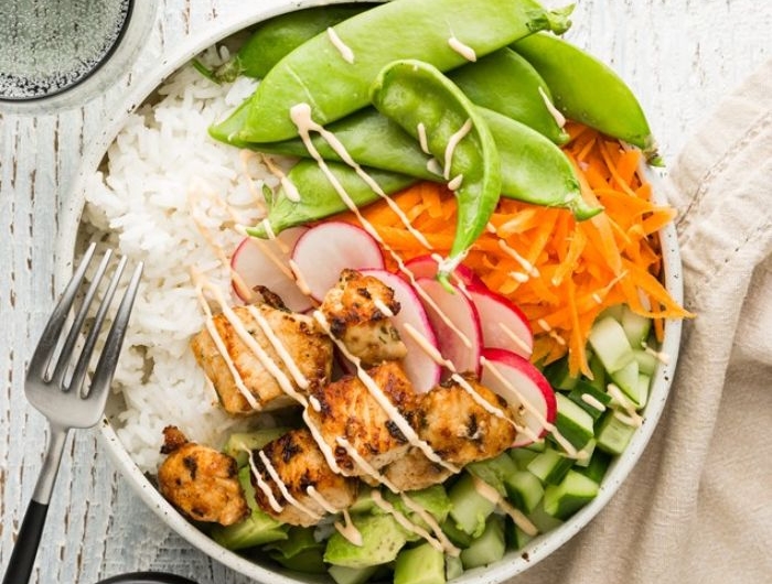 comment realiser recette poke bowl poulet avec carrotes rapée concombre haricots verts radis sur canapé de riz