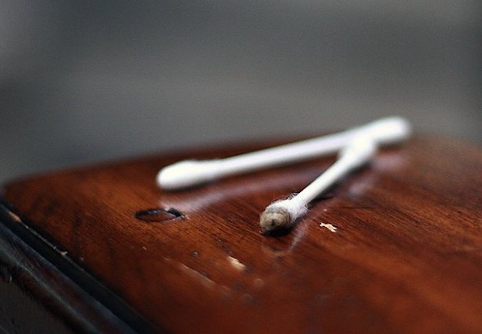 comment utiliser le marc de café deux bâtons d oreilles sur une surface en bois