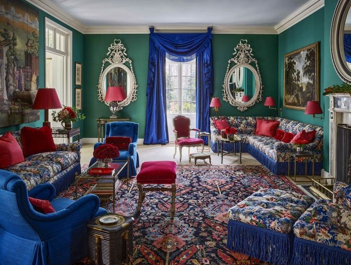 couleur peinture salon tendance 2021 style maximaliste avec des meubles barroques en bleu royal