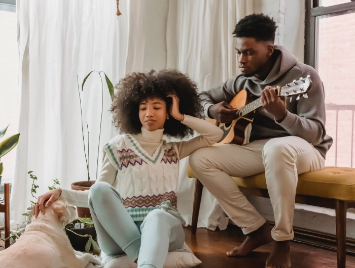 couple activité maison instrument musique chien