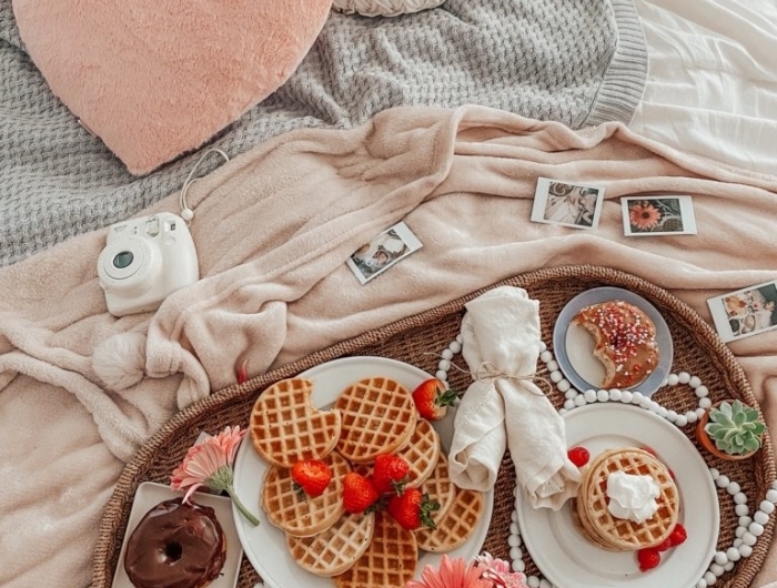 coussin forme coeur rose pastel linge de lit blanc belles images petit déjeuner plateau tressé fruits