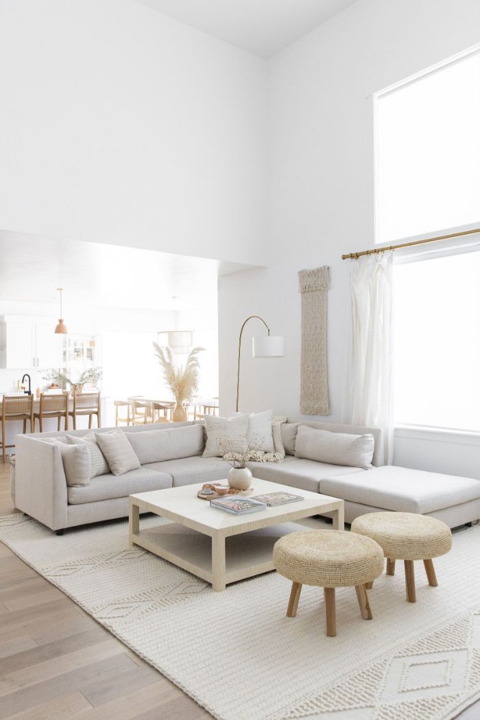 deco inspiration japonaise scandinave table basse blanche canapé d angle blanc tabouret pouf tressé murs interieur blanc