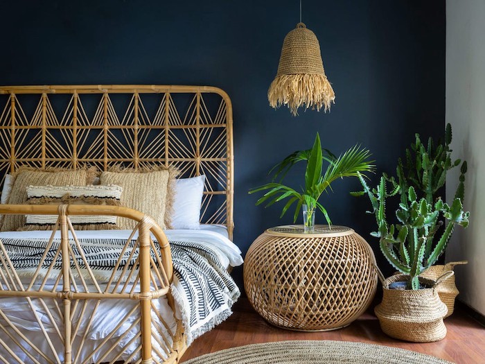 deco intérieur moderne une chambre avec des meubles tissés ratane un mur bleu royal et des plantes vertes