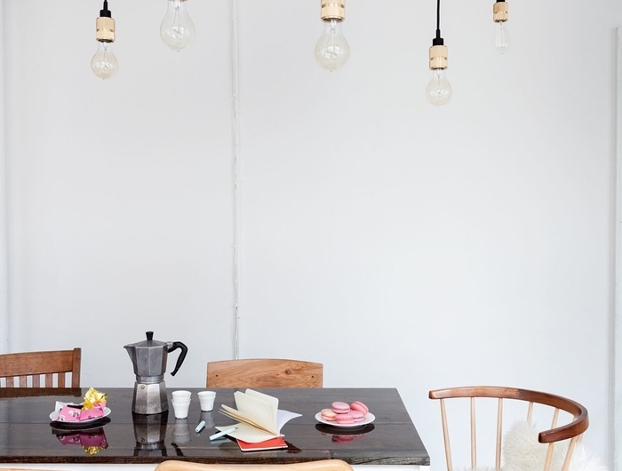 deco salle a manger blanche avec meubles en bois table blanc et noir suspension luminaire ampoules
