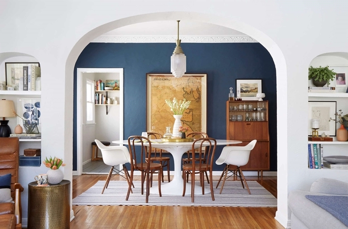 deco salle a manger bois et blanc peinture murale bleu foncé meubles bois sol parquet tapis blanc