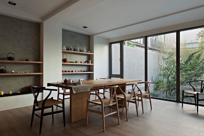 deco salle à manger intérieur japonais table et chaises de bois parquet bois clair portes verrière extérieur étagères ouvertes vaisselle japonaise