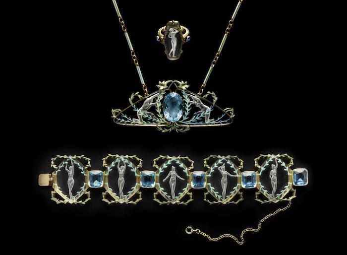 des bijoux collier et bracelet par rené lalique avec des pierres semi précieuses