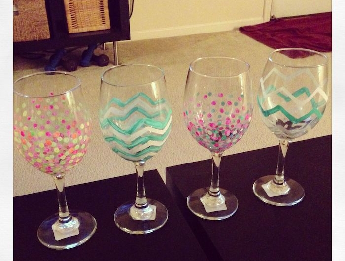 des verres de vin dessines avec des differentes motifs multicolores des idees pour peinture sur verre