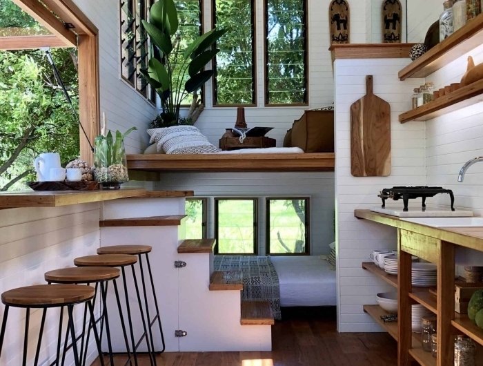 design nature style intérieur maison avec mezzanine petit espace tabourets de bar bois et métal bar