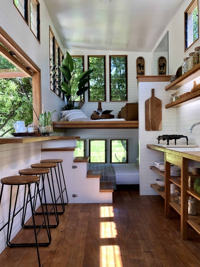 design nature style intérieur maison avec mezzanine petit espace tabourets de bar bois et métal bar
