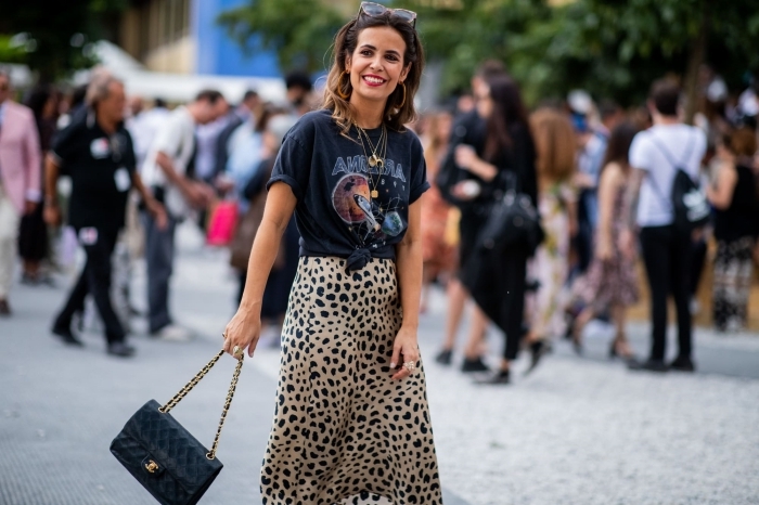 dessin léopard tendance mode femme imprimés été jupe longue fluide t shirt noir collier or