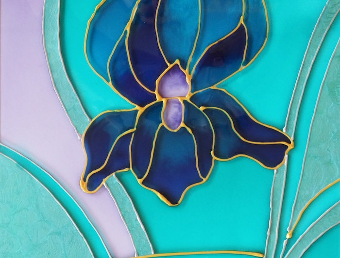 dessin verre d une orchide en gamme bleue avec des contours dores