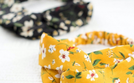 deux bandeaux pour cheveu en noir et jaune avec des motifs floraux