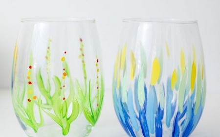 deux verres de vin peints a l aide des peintures acryliques en bleu et vert décoration sur verre