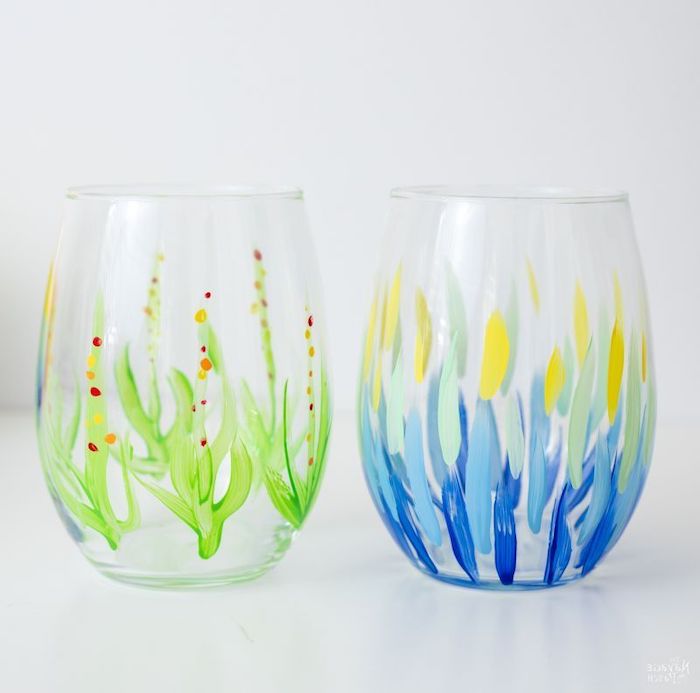 deux verres de vin peints a l aide des peintures acryliques en bleu et vert décoration sur verre