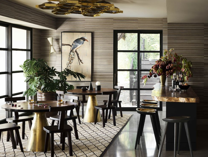 déco salon 2021 des tables en bois et metal dore sur un tapis beige et des palmes jpg