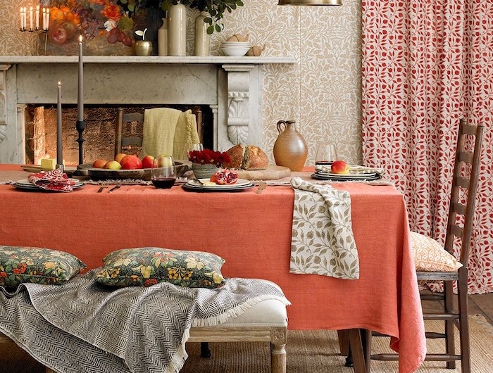 décoration intérieure salon en style glamour rustique un sol en paillisses des drapes a motifs et des plantes vertes sur une cheminée